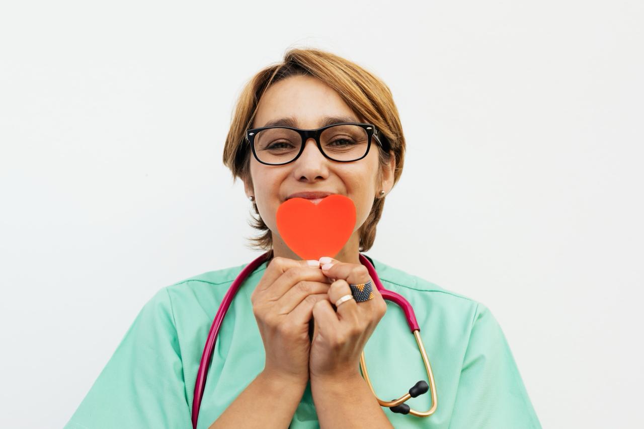 Une employée souriante dans un milieu de soins